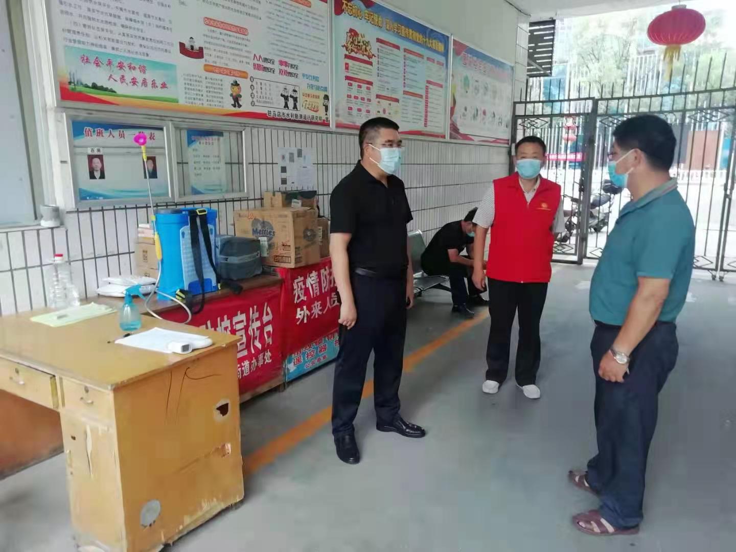 設(shè)計(jì)院秦院長(zhǎng)到家屬院3.jpg 設(shè)計(jì)院秦院長(zhǎng)到家屬院3.jpg